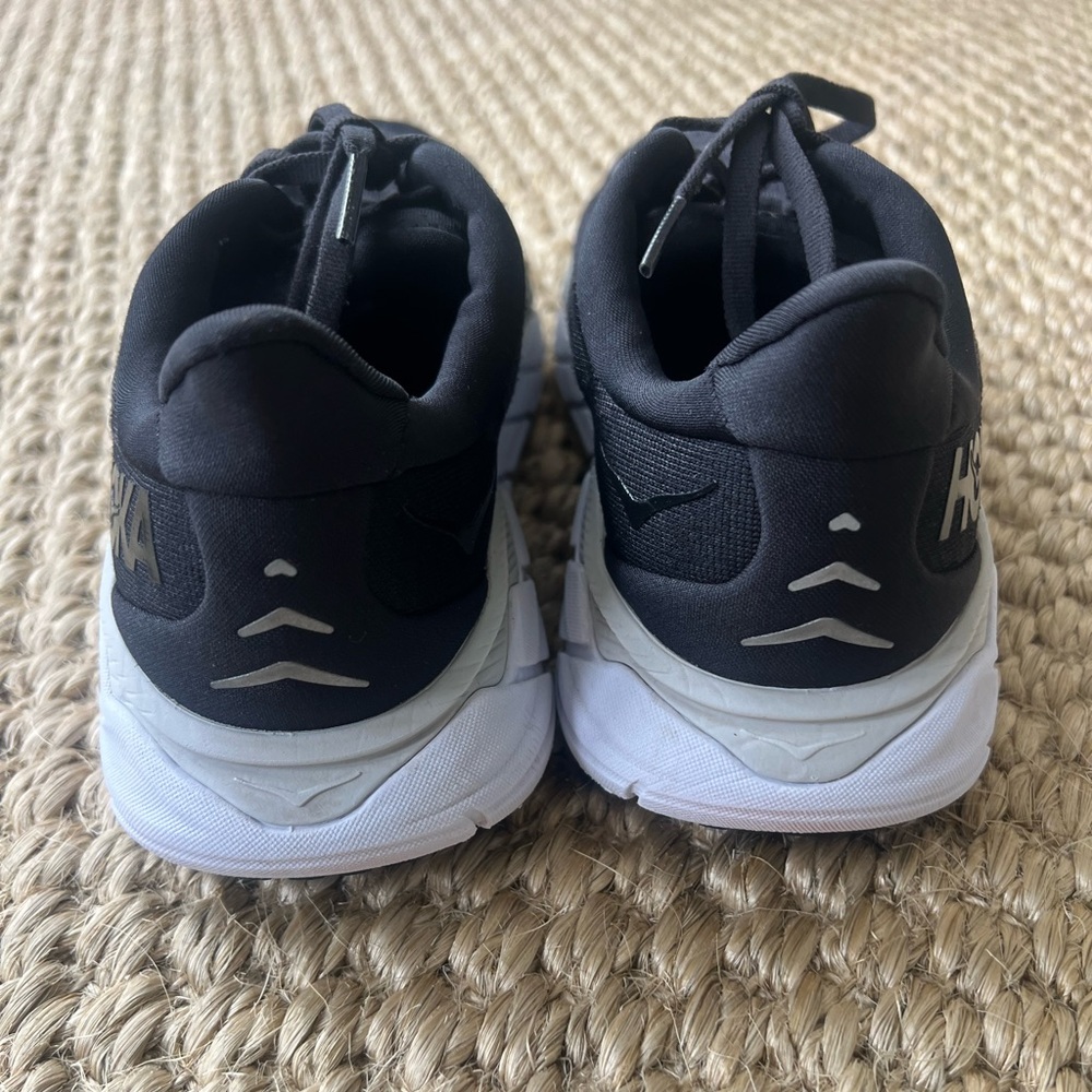 HOKA Women’s Black and Gray Arahi 6 Running Shoes - Picture 4 of 6
